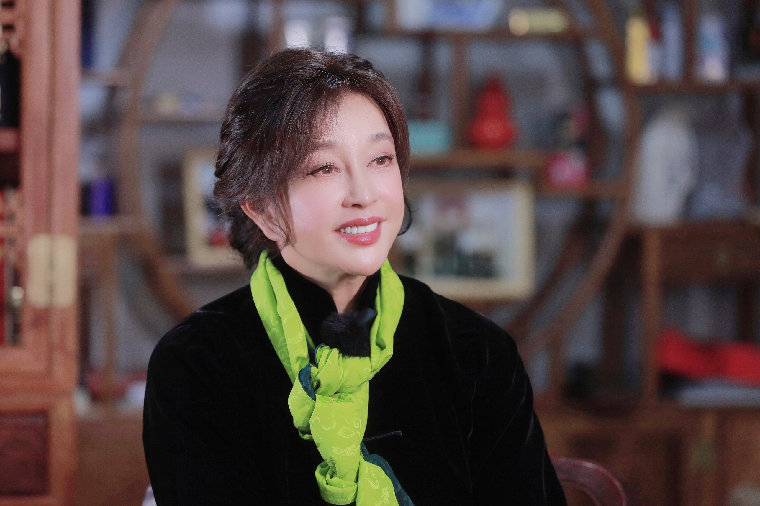 看起来好像一直在炒作?刘晓庆:十年择一事,坚守舞台不挣钱