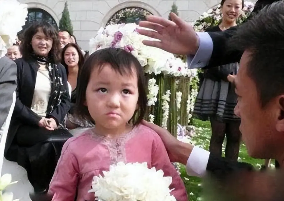 王菲花百万为女儿治疗唇裂如今嘴是治好了脸却越来越奇怪了