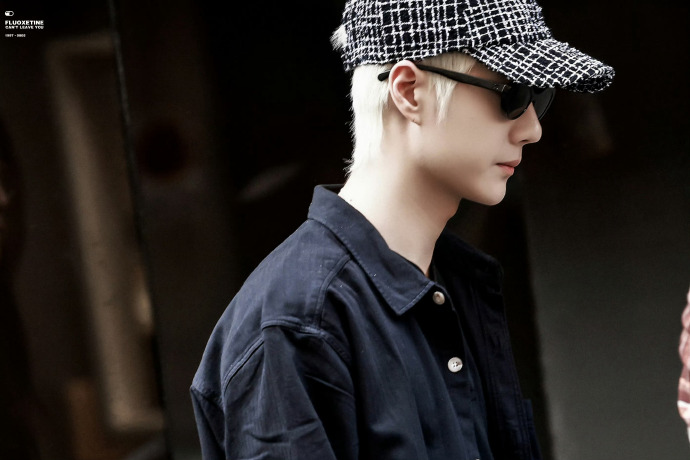 网友在巴黎偶遇王一博##王一博时装周金发