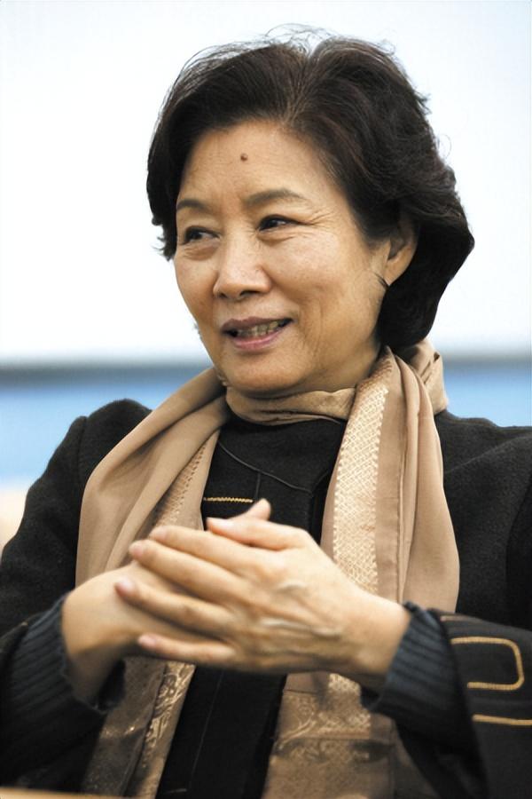 回顾吕中嫁给同学今儿子是导演儿媳是著名演员女儿是国人骄傲