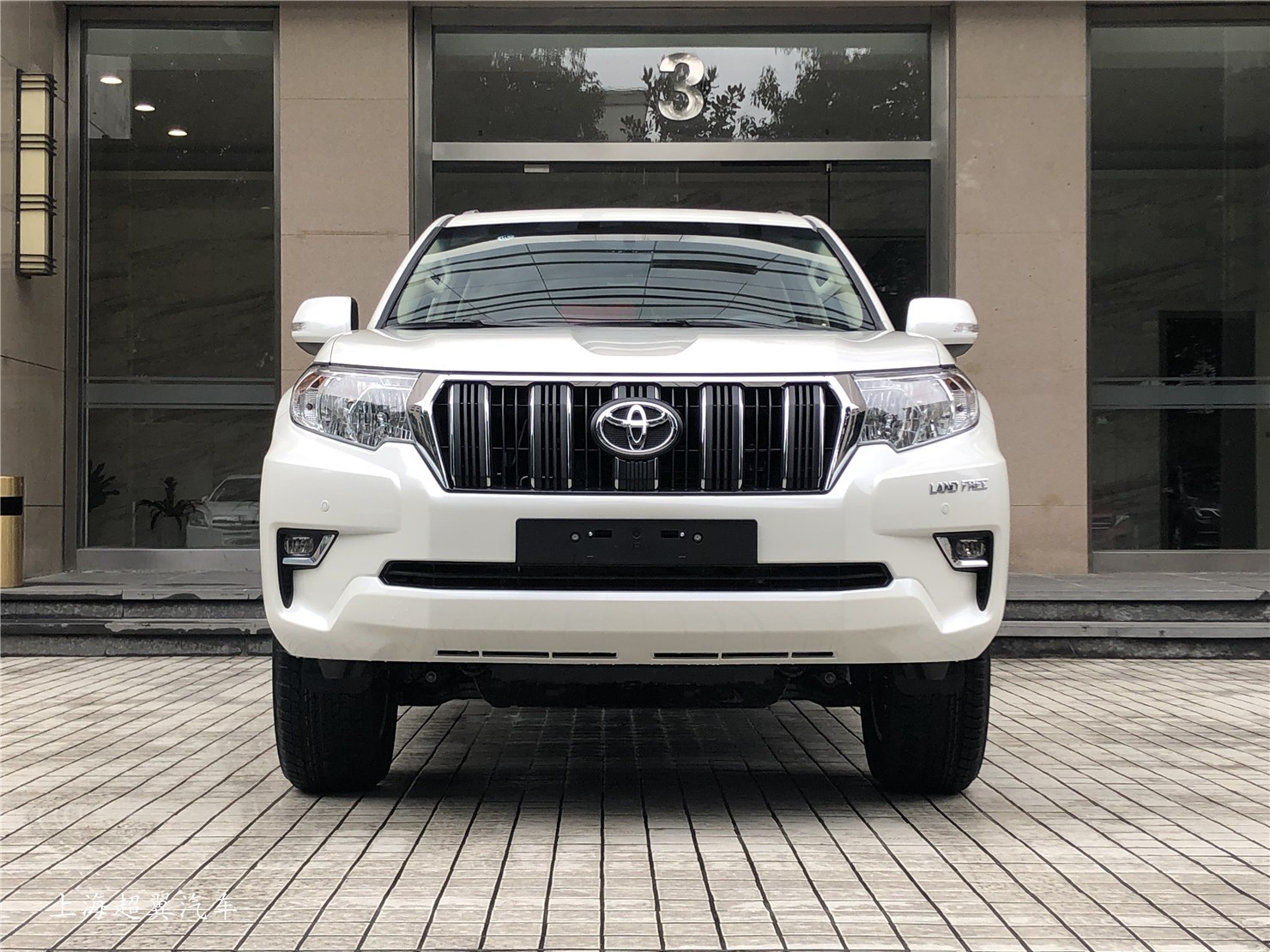 全新一代普拉多4000,2020款丰田霸道4000中东版,前脸采用了尺寸更大的