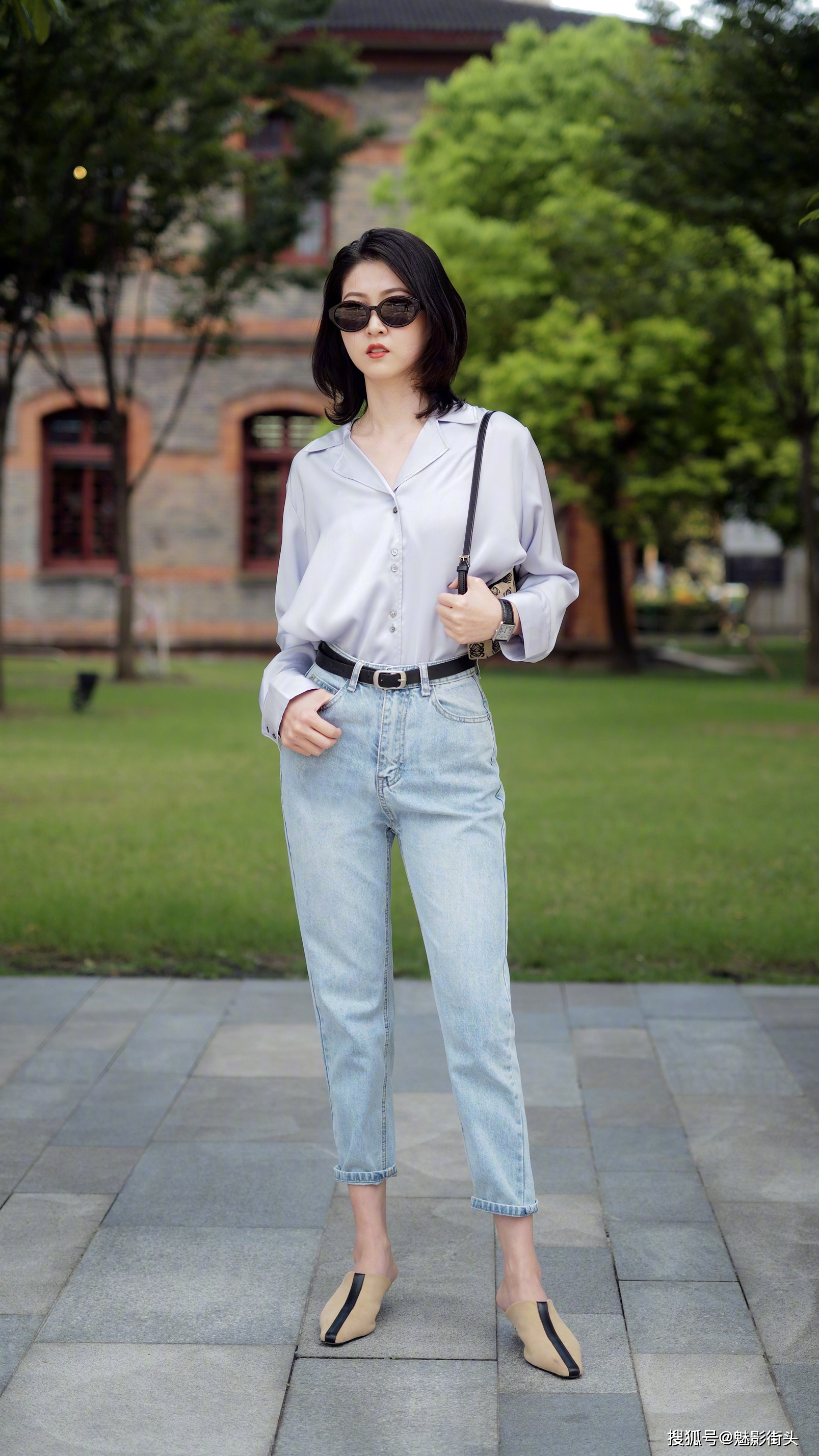 原创夏天的牛仔裤怎么搭配?时尚街区的美女教你这样穿,时髦又有气质