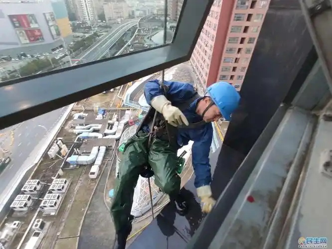 高空作业～蜘蛛人 - 民生茶座 - 芜湖民生网 - 芜湖人喜爱的社区门户