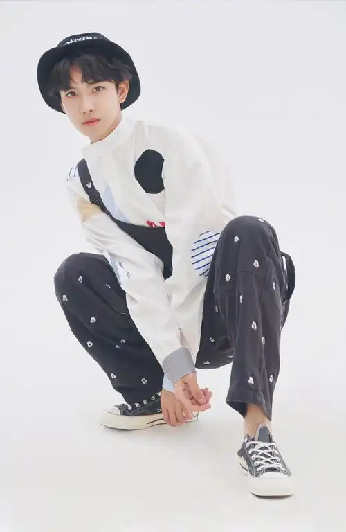 郑繁星清新校服写真青春活力少年感十足