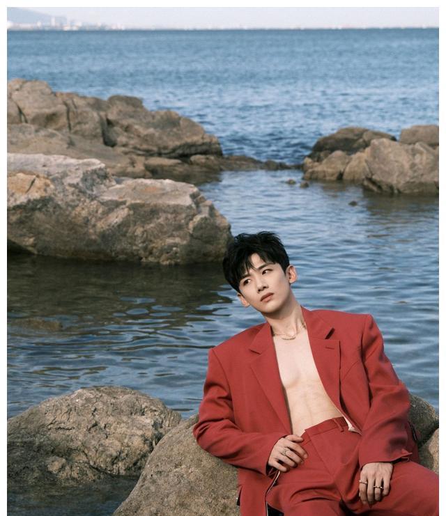 白敬亭芭莎踏浪大片出炉,腿毛浓密惹人注目,荷尔蒙大爆发_照片_少年