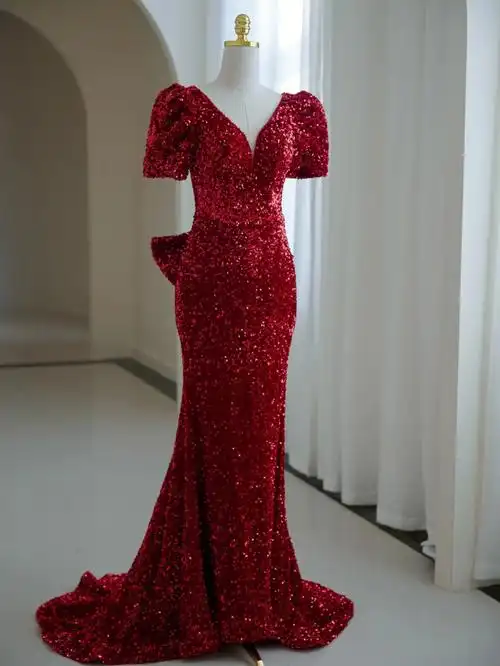 显示了曼妙的身材,如珊瑚丛中的红色美人鱼,戴着一朵可爱的蝴蝶