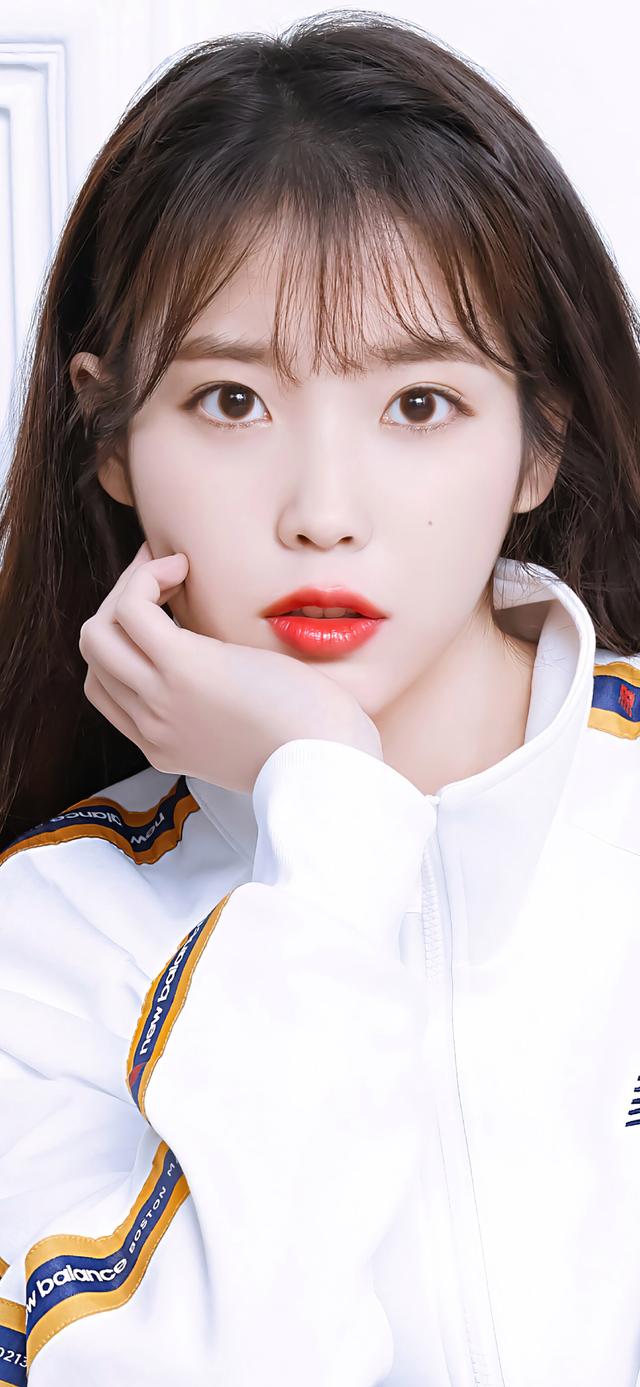 韩国歌手李知恩iu iphone15手机壁纸分享