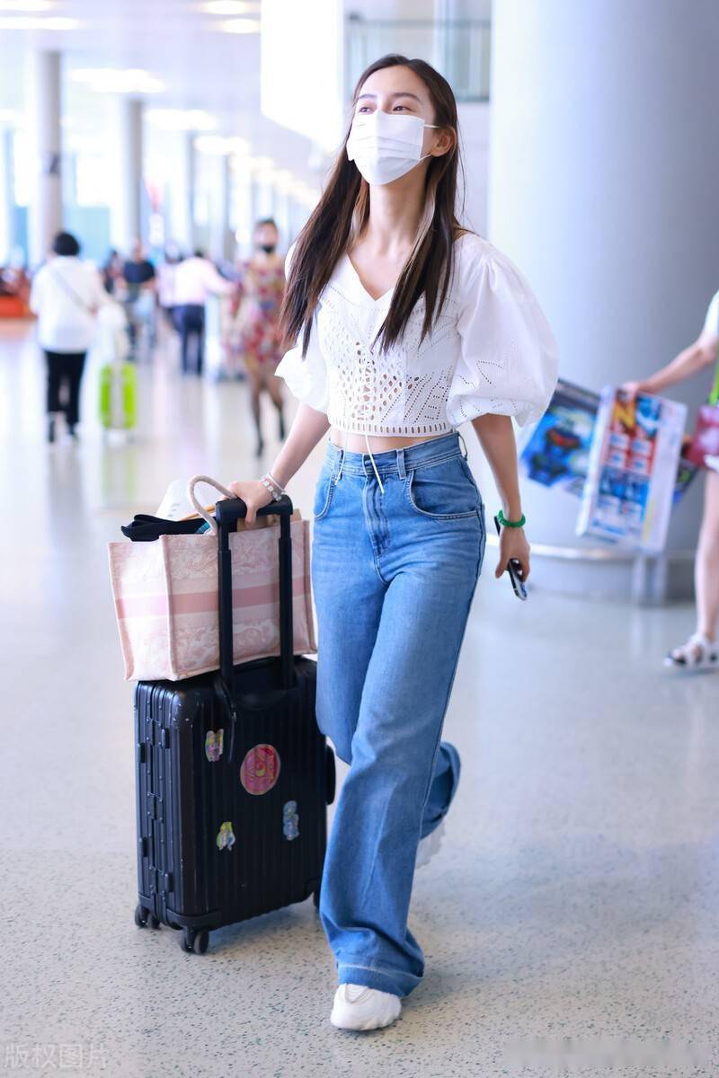 街拍:杨颖白色镂空泡泡袖衬衫 牛仔阔腿裤 特包清新甜美