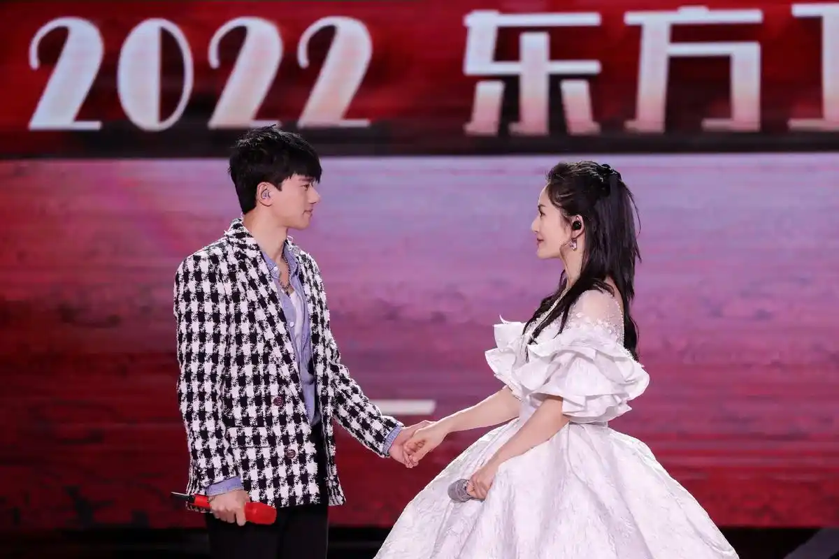 东方卫视春晚,张杰 谢娜首次同台合唱《小风筝》,如同摇篮曲般 - 抖音