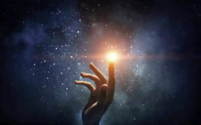 春天就该人间清醒  大树,链接天地的力量,上吸收阳光雨水,下链接大地