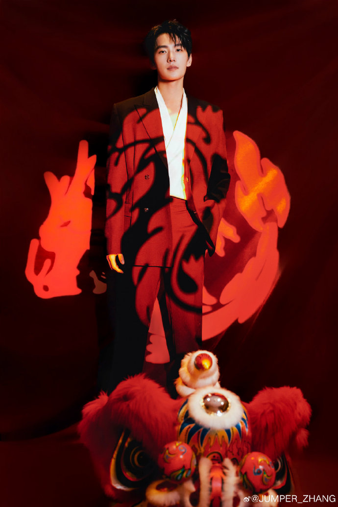 了不起的中国设计#杨洋@杨洋身穿2023年中国最佳女装设计师,#助国