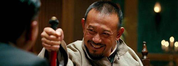 《让子弹飞》:天才姜文的黑色幽默电影,如今看来,它依然还能飞_黄四郎