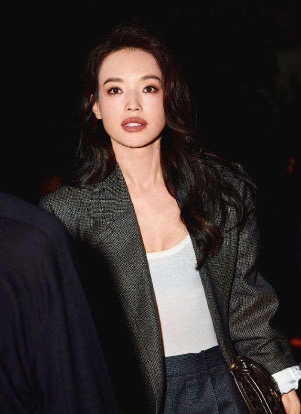 舒淇47岁全新素颜照曝光!网友惊叹皮肤细节,年龄不是问题