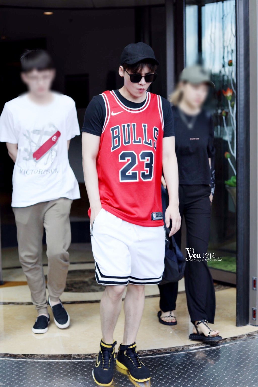 李易峰前往北京录制节目 身穿球衣运动感十足