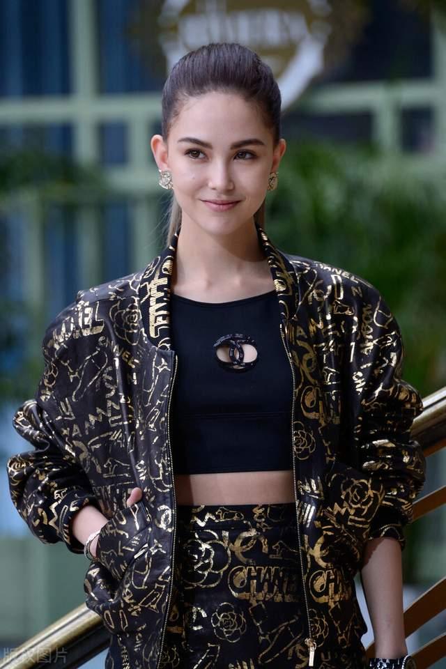 周杰伦老婆昆凌真有范,穿印花套装低调显贵,利落盘发很提气场