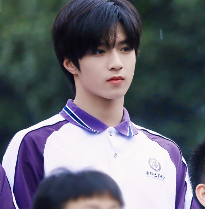 刘耀文回校拍毕业照换校服后秒变高冷学长就连气质都截然不同