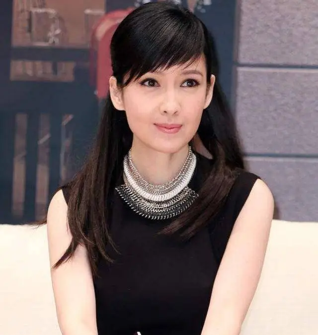被称为香港"玉女",怕变老不晒太阳不生子,今53岁美的捏出水_周慧敏