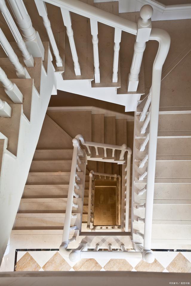 室内楼梯的安装前需要注意什么呢?    情况分两种