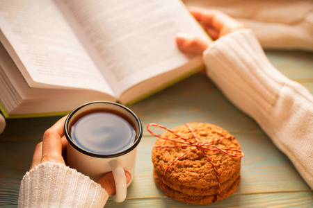 女孩读书和冬天喝茶照片