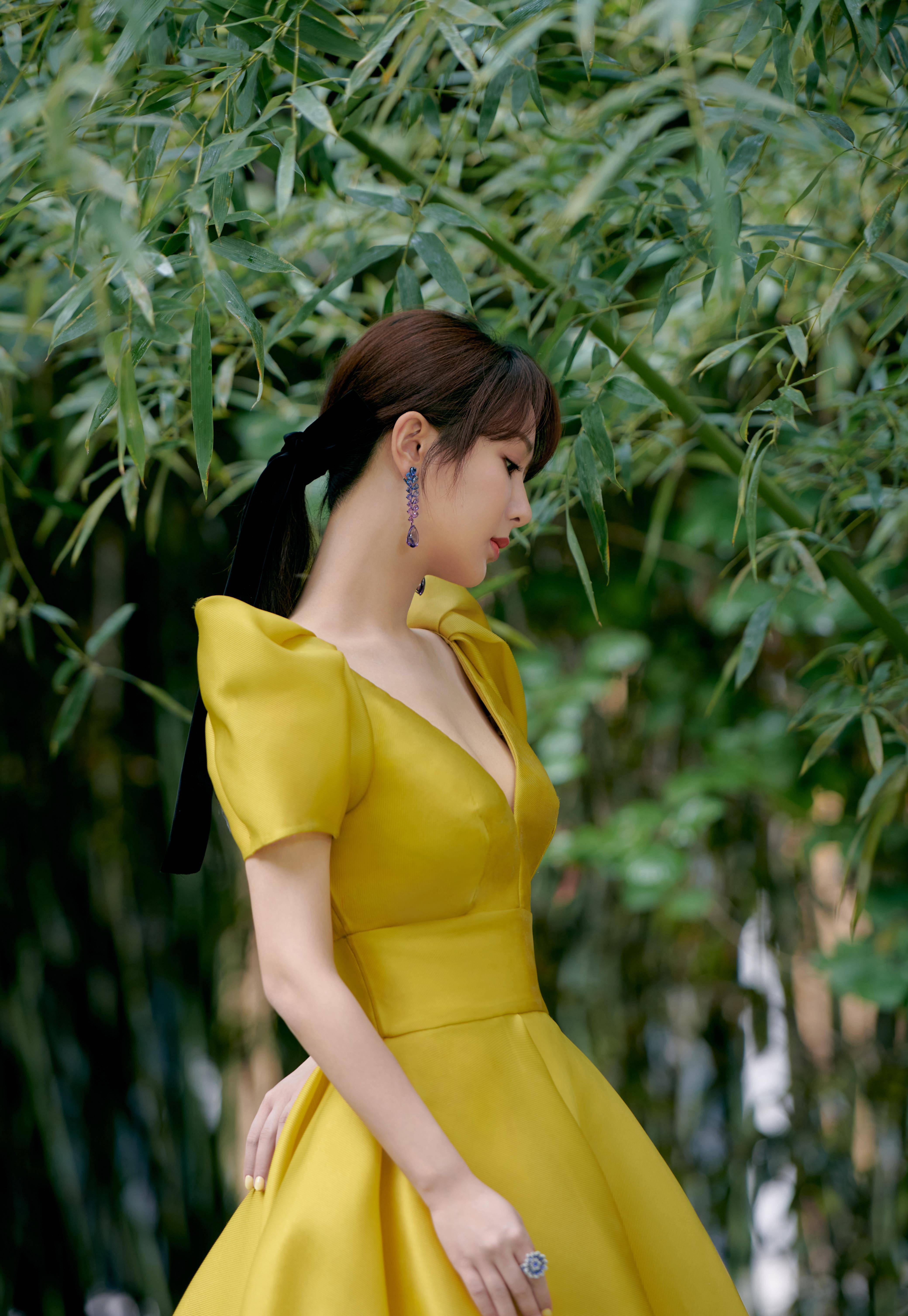 杨紫的身材太让人羡慕了,连泡泡袖都能轻松驾驭,天生的衣服架子_长裙