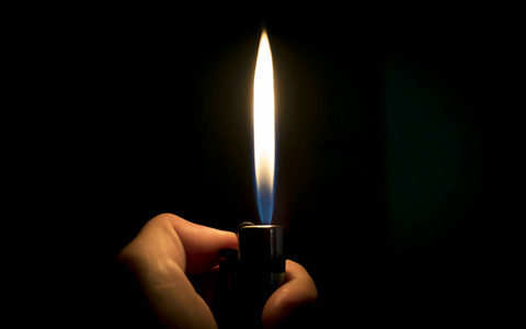 火焰打火机黄昏火电厂火焰黑底火焰卡通狮子驯兽师在火边透明的光影响