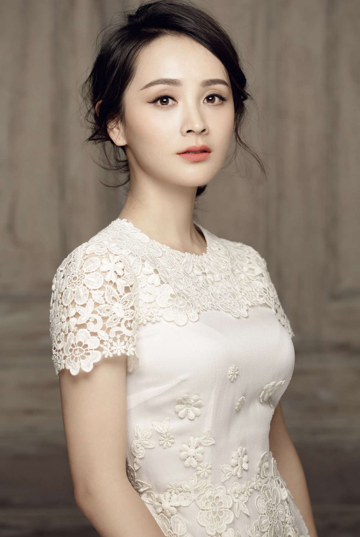 邓莎写真美图:风姿绰约,妩媚动人