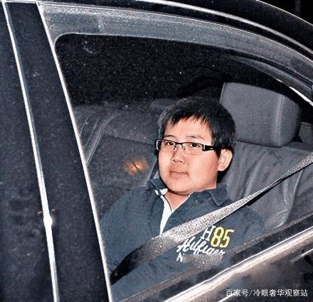 有人就何猷佳小时候被曝光的照片(如下图)一事采