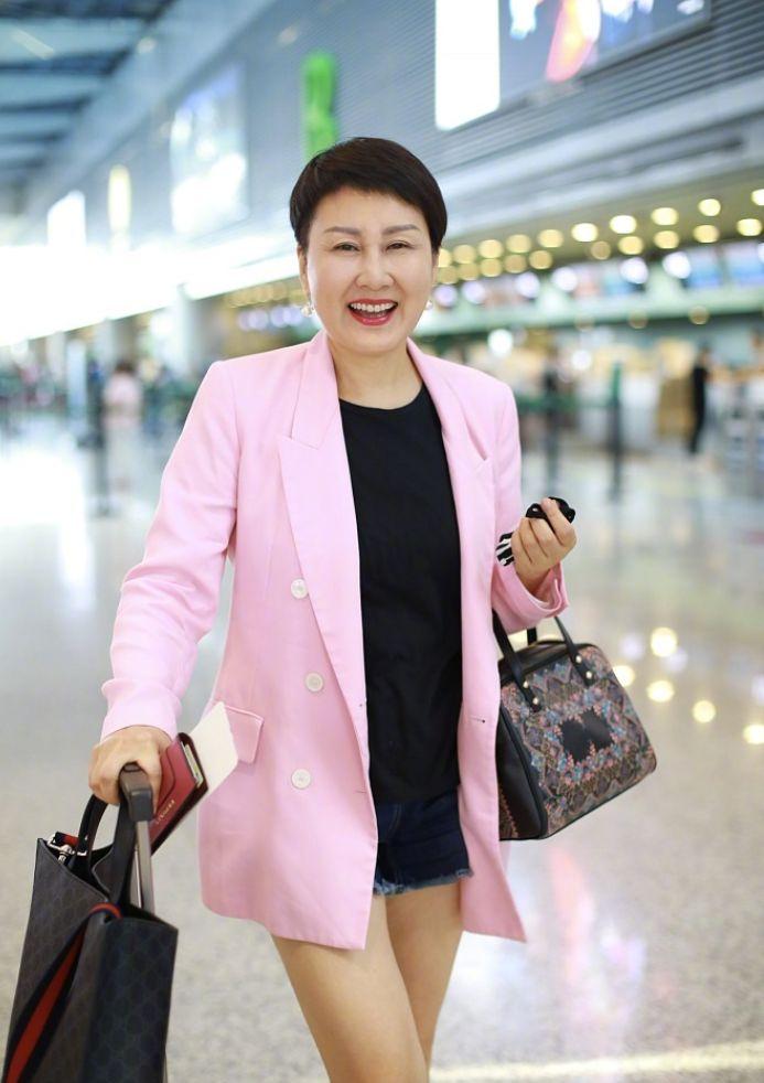 作为一名老演员,张凯丽的生活方式非常简单.