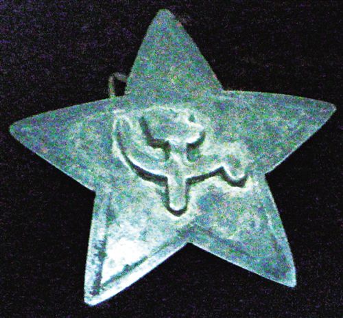 这枚银质帽徽呈五角形,正面中间为中国共产党镰刀,斧头的党徽;背面靠