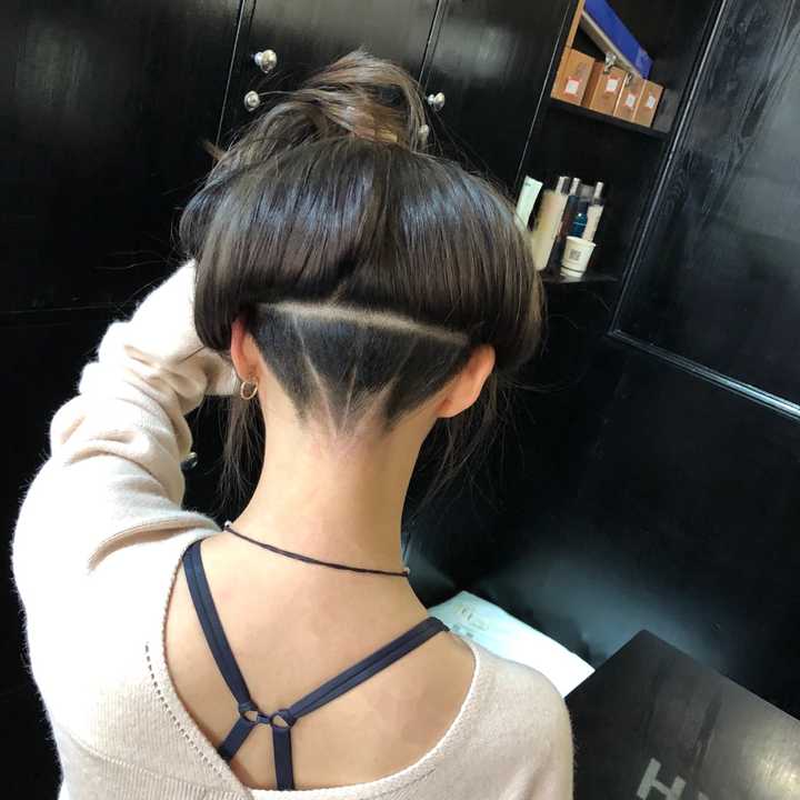 这是最开始的发型 可以看出来中间那条线还是不太平的 第一个感觉就是