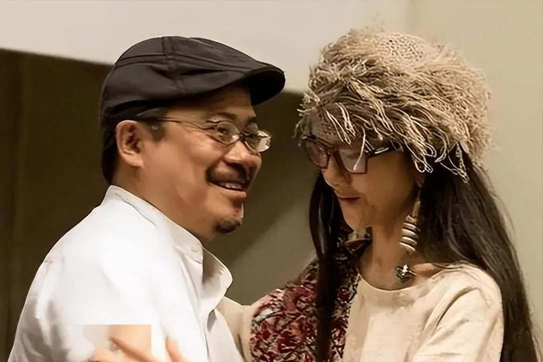 舞蹈动作过于亲密,公众场合"裸跳"结果这时候的王志文却开启了道德