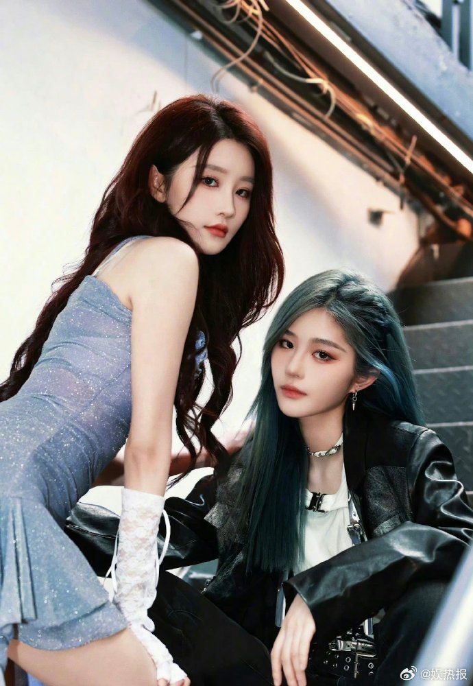 snh48王奕,周诗雨同框合体,诗情画奕cp又发糖了!