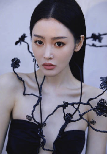 在璀璨的时尚舞台上,张天爱身着黑玫瑰礼服惊艳亮相,瞬间成为全场焦点