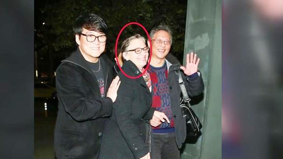 周华健全家福曝光58岁老婆模样成老太