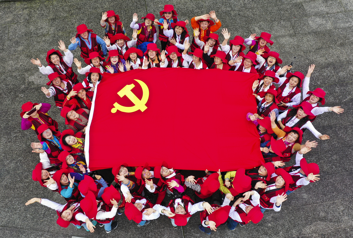 协会会员齐聚井冈山,共举党旗喜迎建党百年.水庆华摄