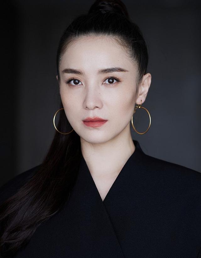 39岁宋佳太惊艳穿黑色西装裙大秀长腿梳高马尾利落干练