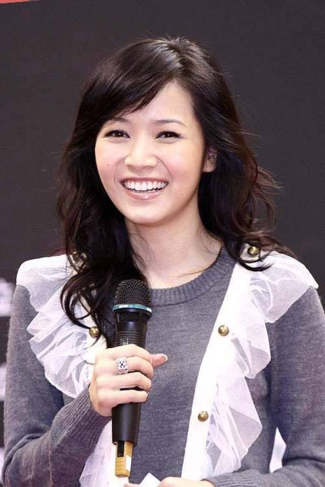 侯佩岑驻颜有术魅力十足,被调侃代表作是双截棍?