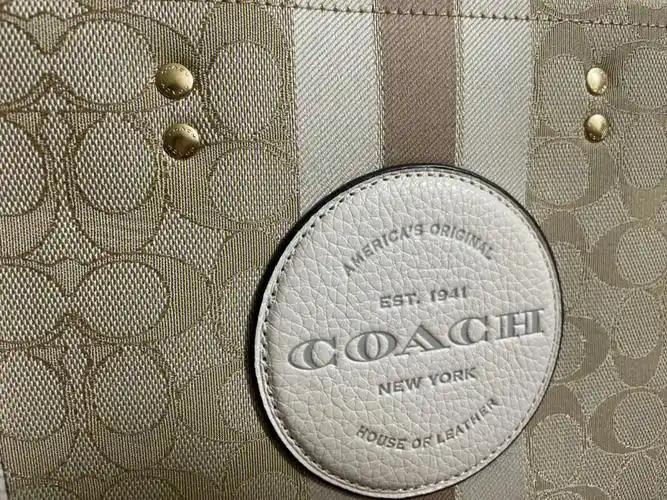 蔻驰托特包22辨别真假