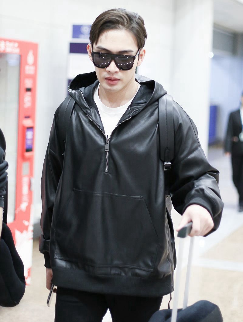 张彬彬现身机场,拿手机充当镜子很有偶像包袱,超有型!