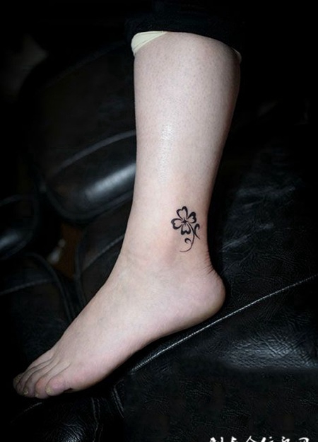 女子腿部简单花卉纹身图案