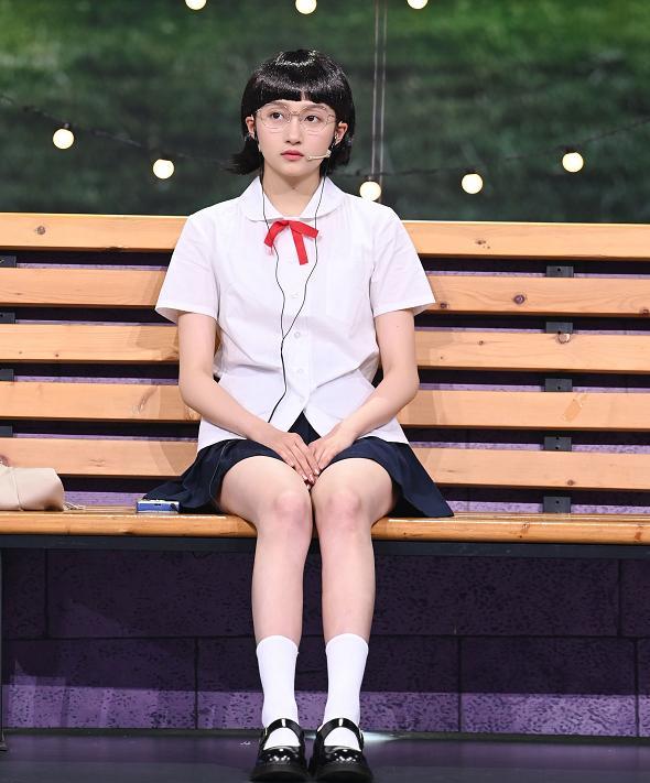 关晓彤一身睡衣上台,脚上穿的鞋成亮点,这才是对睡袍最大尊重!