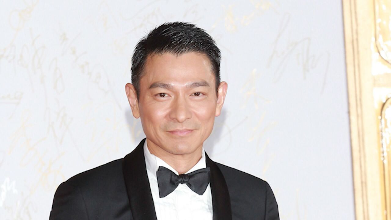 刘德华61岁庆生照曝光!拿"寿桃"拍照露灿烂笑容显年轻_腾讯视频