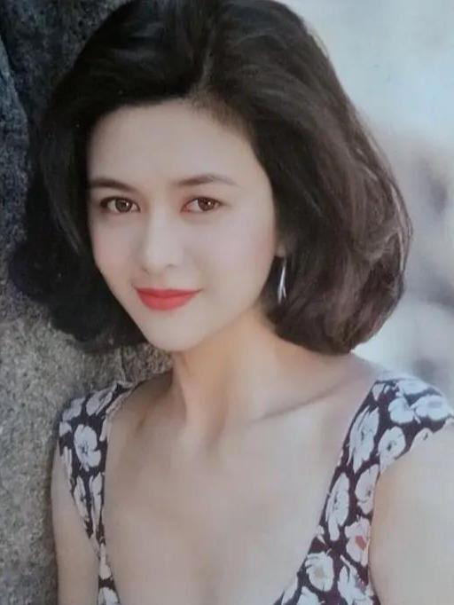 看看利智年轻时的照片,看看邱淑贞,看看李丽珍,还是没有她美