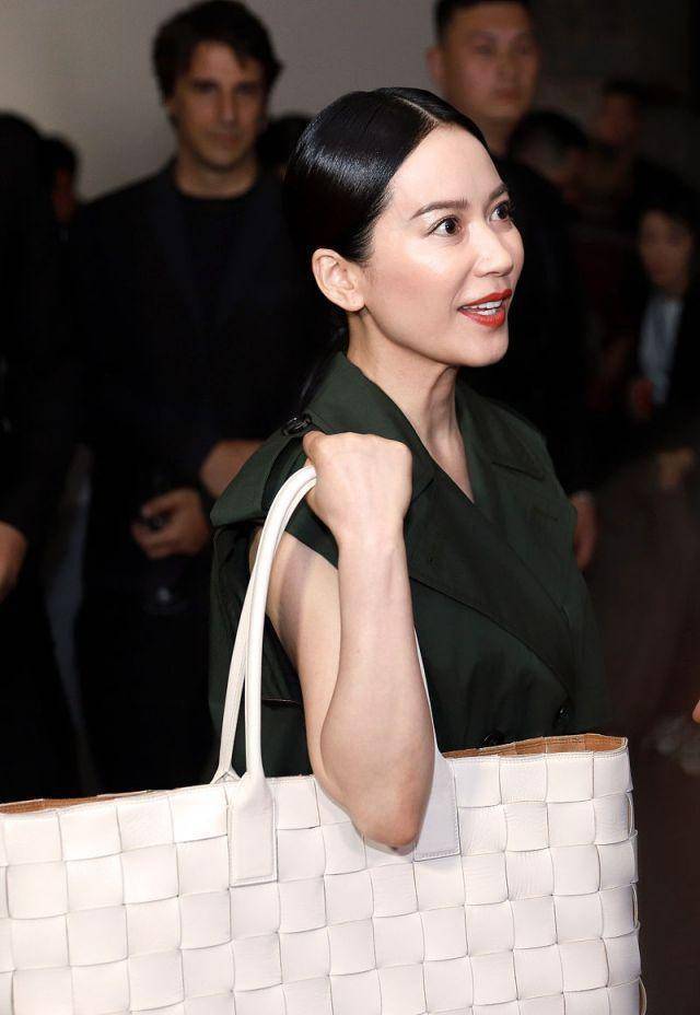 生于1971年的单身女王俞飞鸿,就像在她出演的经典影视剧《小丈夫》一