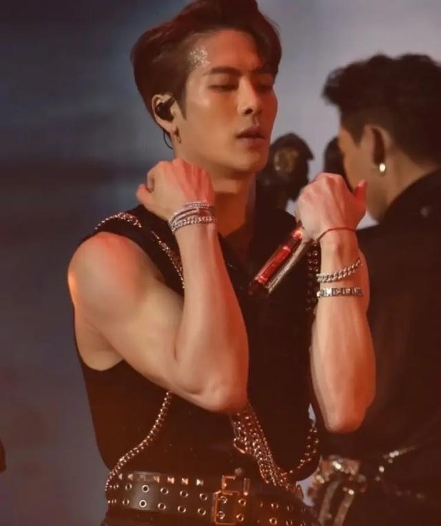 王俊凯手臂线条好绝 来一波男明星肌肉大赏