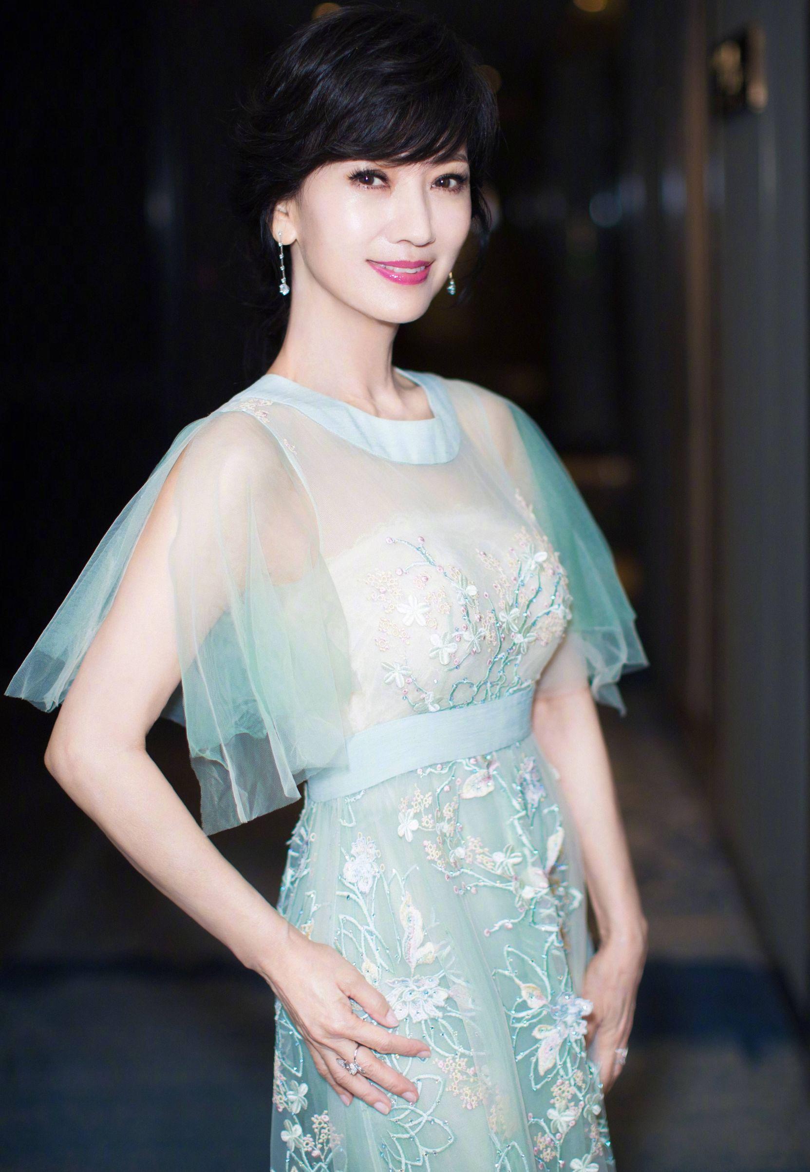 赵雅芝:香港电影的不老女神 赵雅芝是香港电影的璀璨明星,她的美丽不