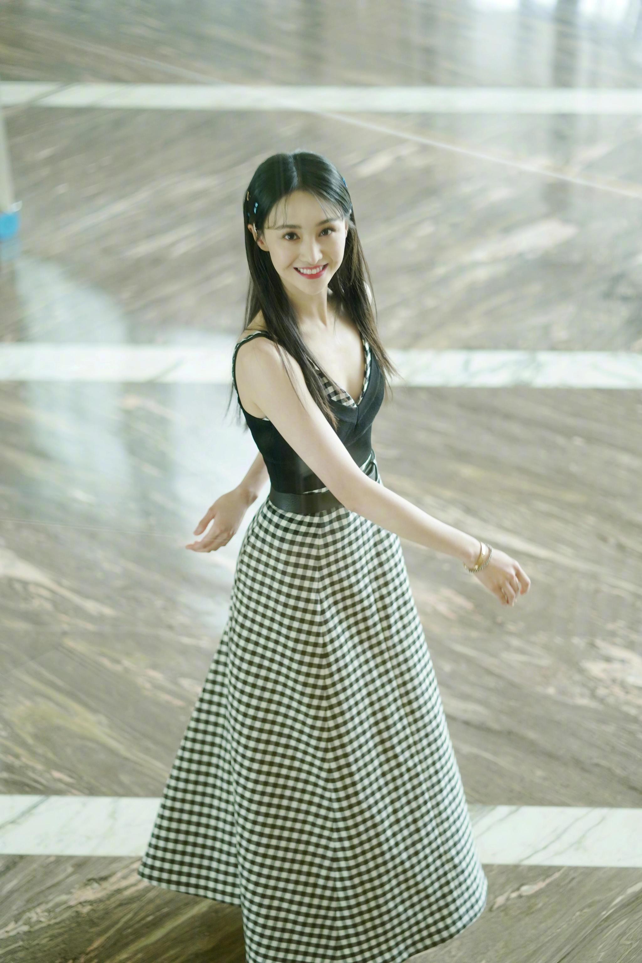 郑爽换团队后造型给力,穿吊带格子裙尽显高挑身材,发型清爽明媚