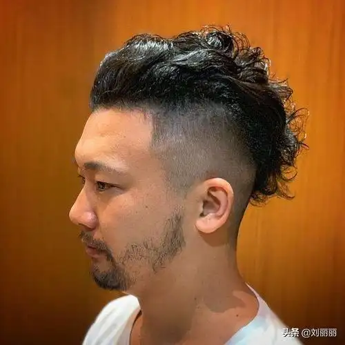 寸头可以说是适合大多数男士的发型,一直都很火,周边铲短,头顶保留
