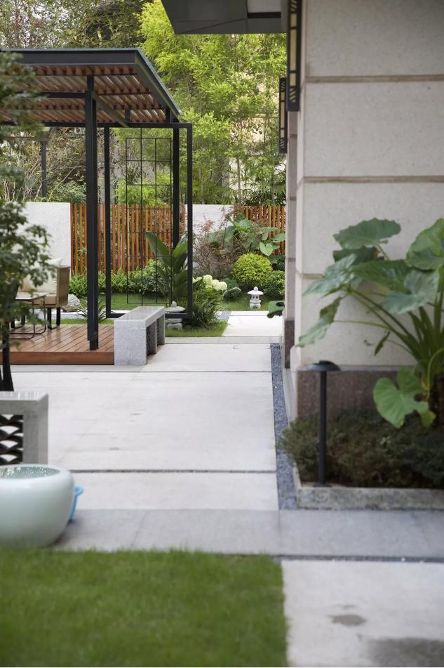 带来的案例是一个有廊架的庭院花园,花园面积不大不小,设计简约舒适