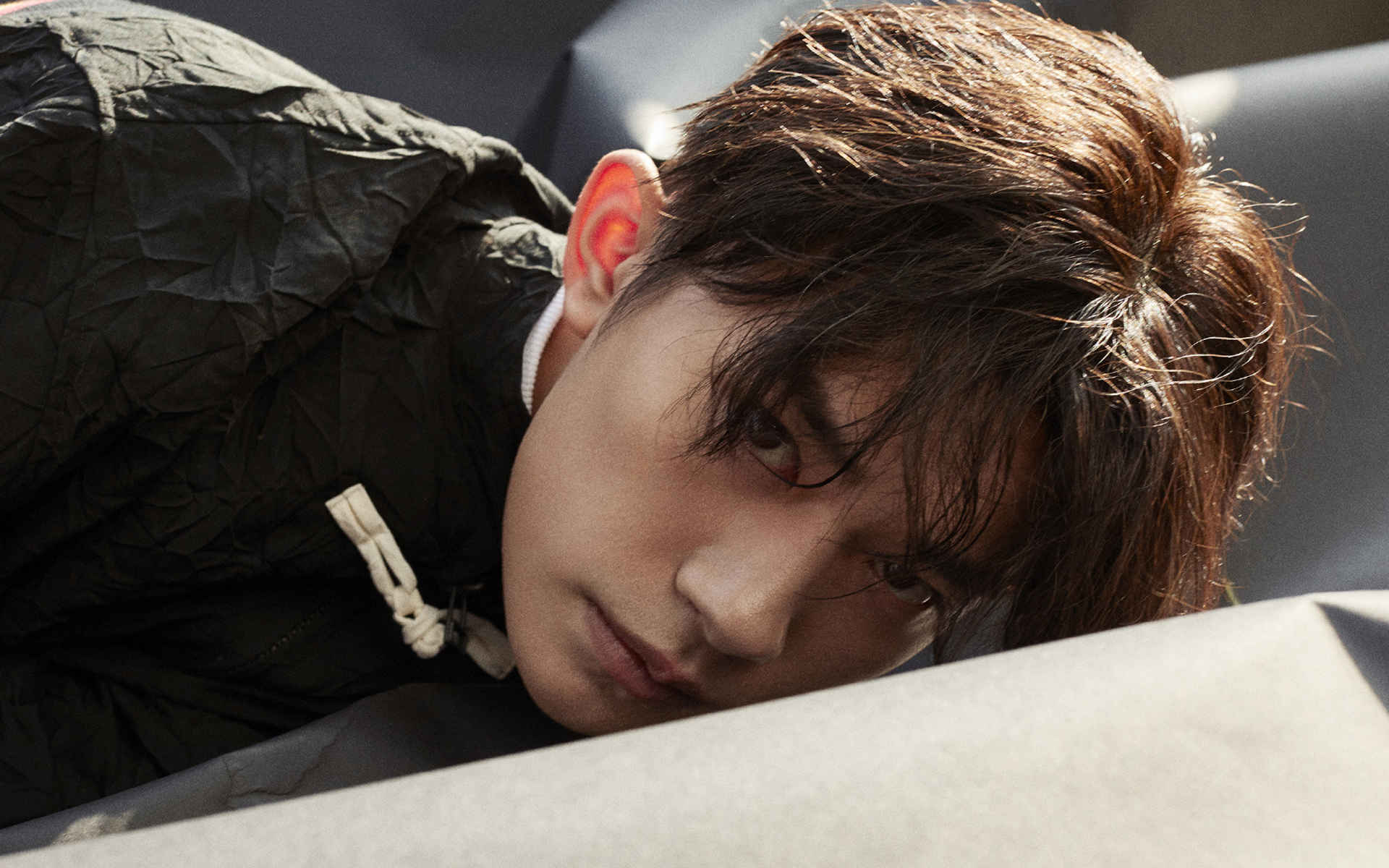 易烊千玺帅气潇洒街拍